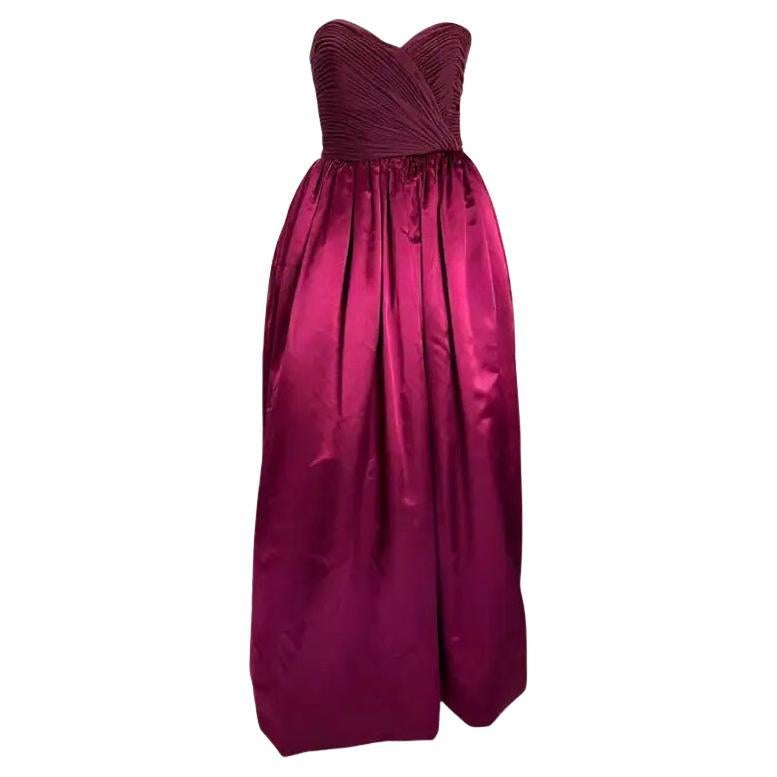 Herbst/Winter 1989 Oscar de La Renta Laufsteg-Kleid aus cranberryfarbenem Seidensatin mit Rüschen und trägerlosem Ausschnitt, Größe US6