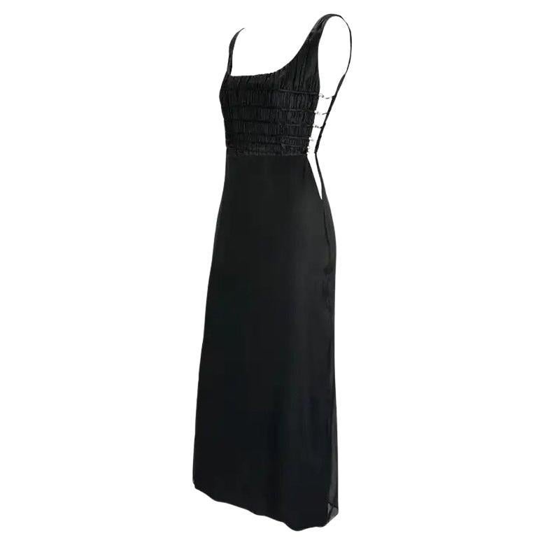 Collection automne-hiver 1998 Gianni Versace par Donatella : robe Medusa noire à strass avec fente sur le côté, référence IT42