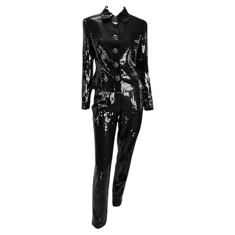 Autunno/Inverno 1995 Gianni Versace Couture: tailleur pantalone nero con paillettes e bottoni Medusa, taglia 42IT/8US