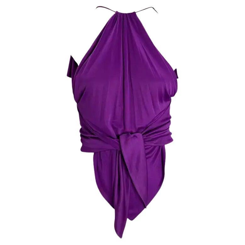 Colección Primavera/Verano 2000 de Gianni Versace por Donatella: camiseta corta sin mangas con lazo de seda morada de la pasarela, talla 40IT