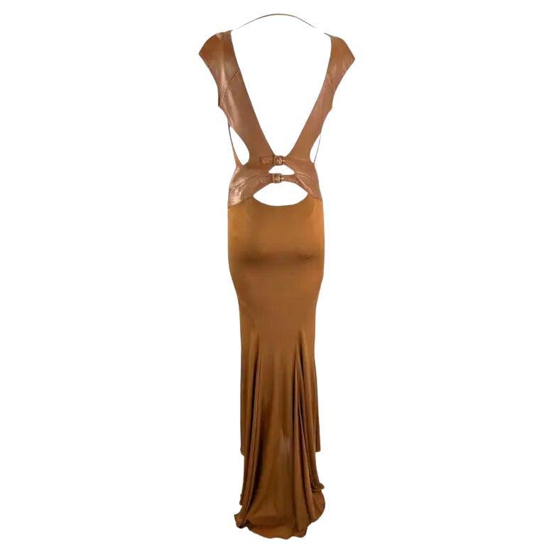 F/W 2001 Donatella Versace for Gianni Versace Laufsteg Sattel Brown Leder Rückenfreies Kleid