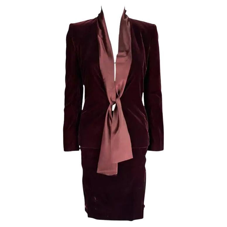 Otoño/Invierno 2004, Yves Saint Laurent por Tom Ford: traje con falda de terciopelo rojo intenso y fajín, talla FR36