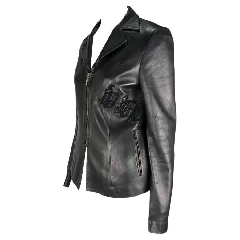 F/W 1999 Gianni Versace by Donatella Versace Chaqueta de piel negra bordada con logotipo