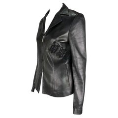 H/W 1999 Gianni Versace by Donatella Logo Bestickte schwarze Lederjacke