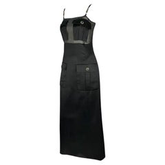Colección Otoño/Invierno 1996 de Gianni Versace: vestido largo de satén negro con strass y bolsillo con el símbolo de la Medusa, talla 40IT