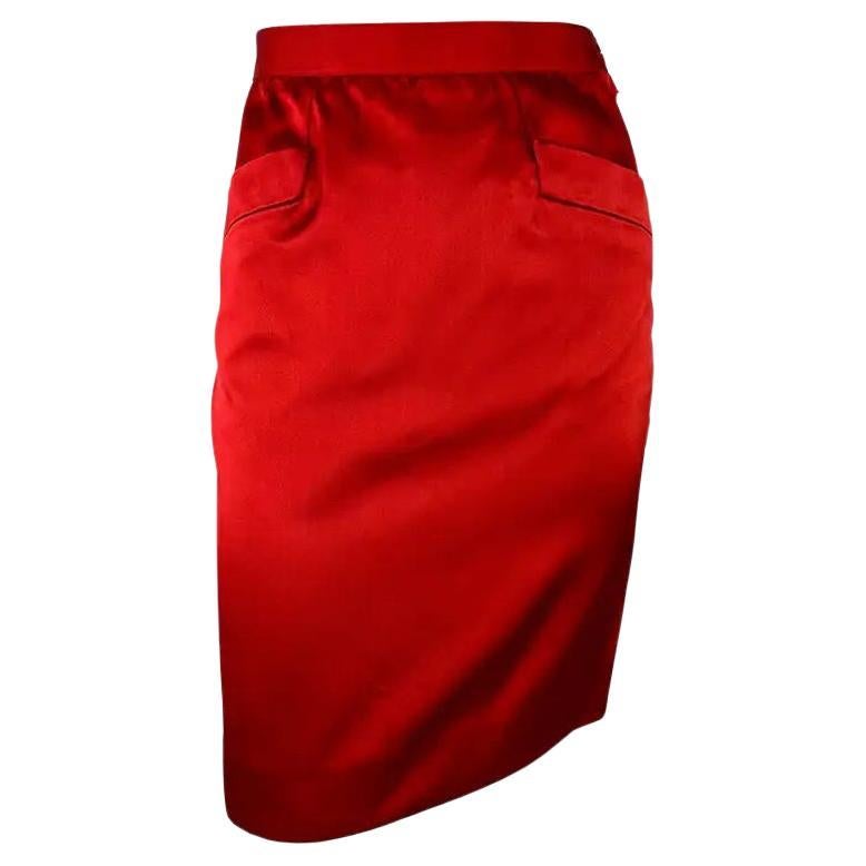 Automne-Hiver 1988, défilé Saint Laurent Rive Gauche : jupe crayon à poche en satin rouge FR40