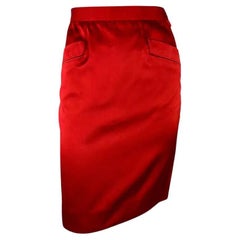 Automne-Hiver 1988, défilé Saint Laurent Rive Gauche : jupe crayon à poche en satin rouge FR40