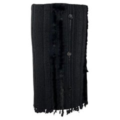 Collection automne-hiver 2002 Gucci par Tom Ford : jupe crayon en maille de laine noire avec bordure en fourrure et ruban, taille 38IT