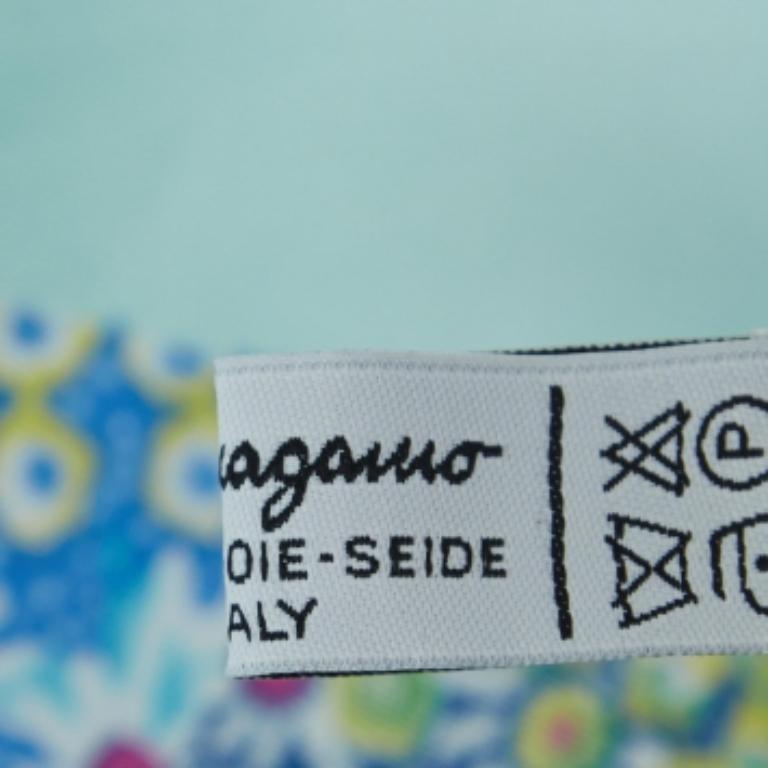 Pañuelo cuadrado de seda con estampado floral de elefante azul Salvatore Ferragamo en Excelente estado para la venta en Dubai, Al Qouz 2