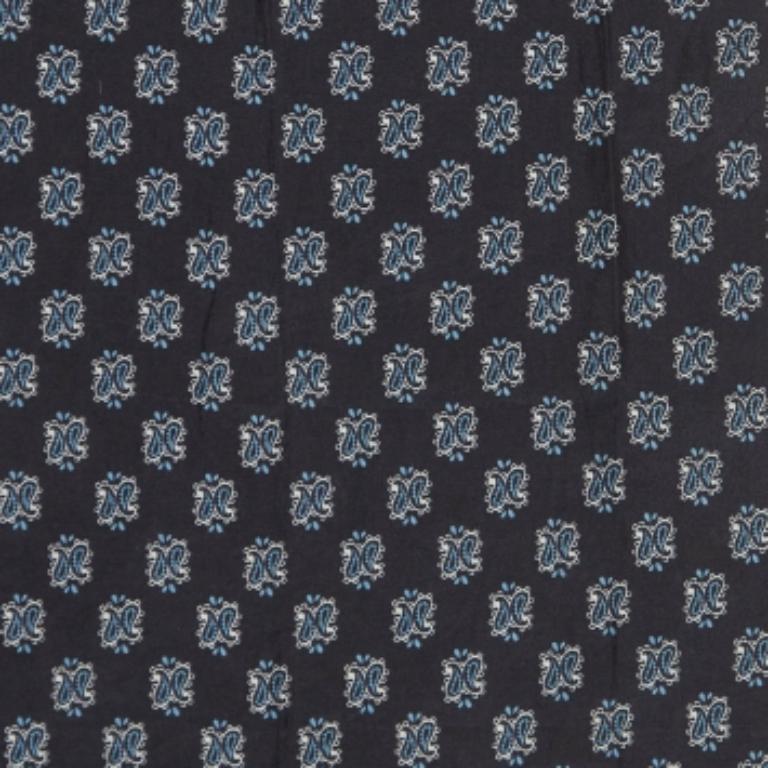 Este pañuelo Saint Laurent de seda azul estampada desprende un encanto refinado con su lujoso tejido de seda y sus intrincados dibujos. El tono azul intenso complementa una gran variedad de atuendos, añadiendo un toque de sofisticación. Perfecto