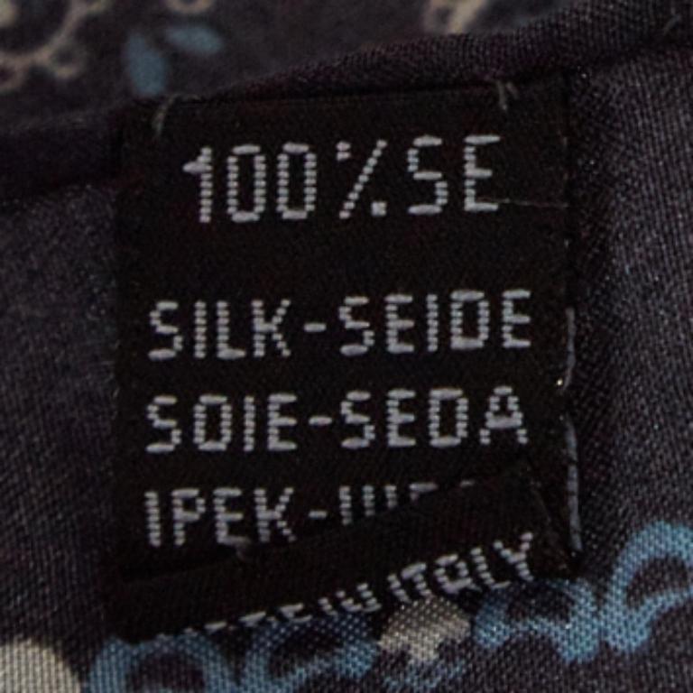 Pañuelo de seda estampado azul Saint Laurent en Excelente estado para la venta en Dubai, Al Qouz 2