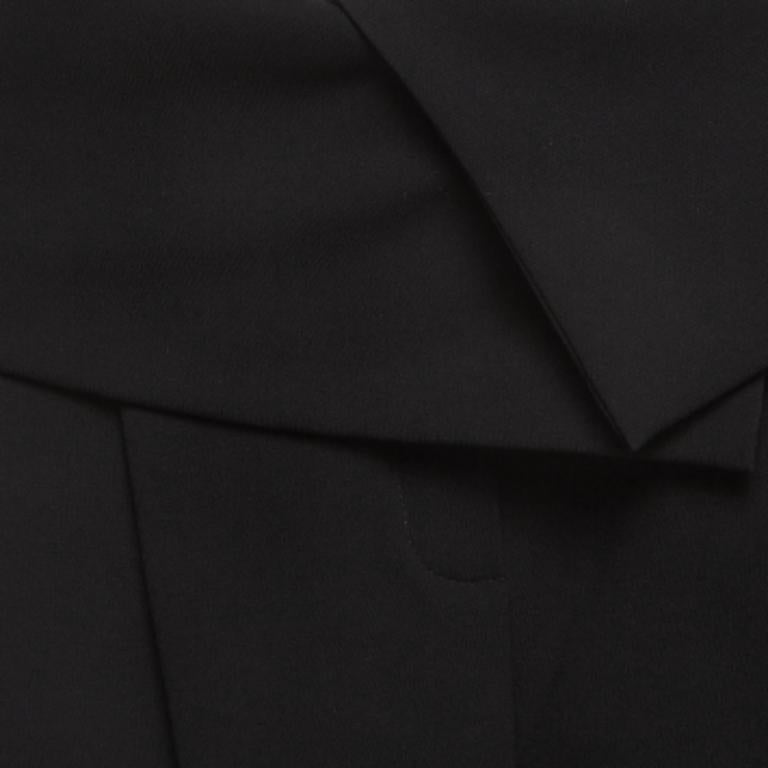 Gli shorts a vita alta in crêpe nero di Max Mara fondono uno stile senza tempo con una sartoria moderna. Questi pantaloncini realizzati in modo impeccabile presentano una silhouette elegante, pieghe raffinate e un'elegante vita alta. Perfette per