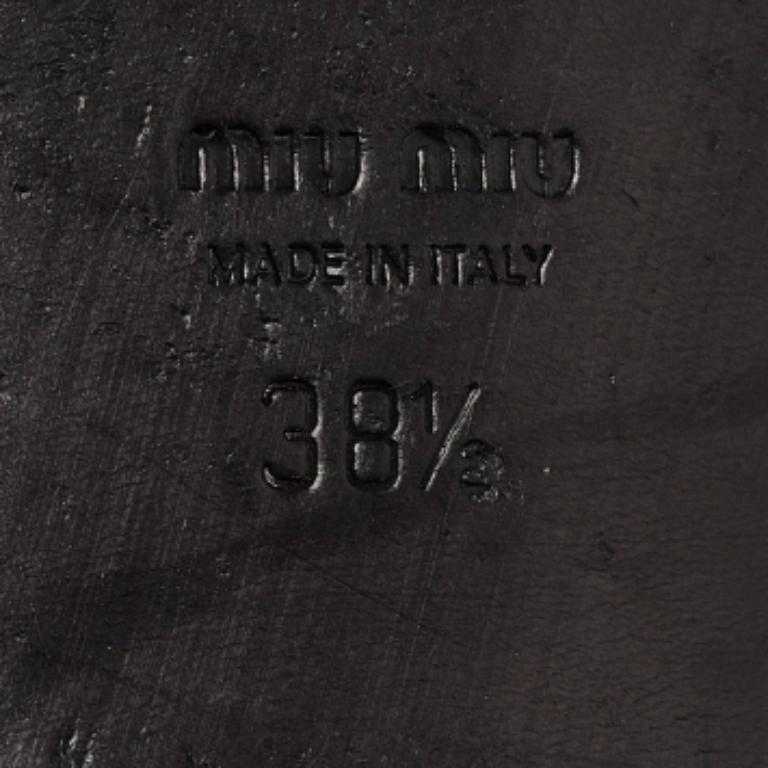 Diese Sandalen umrahmen Ihre Füße auf elegante Weise. Sie sind aus hochwertigen MATERIALEN gefertigt, haben ein edles Design und bequeme Innensohlen.