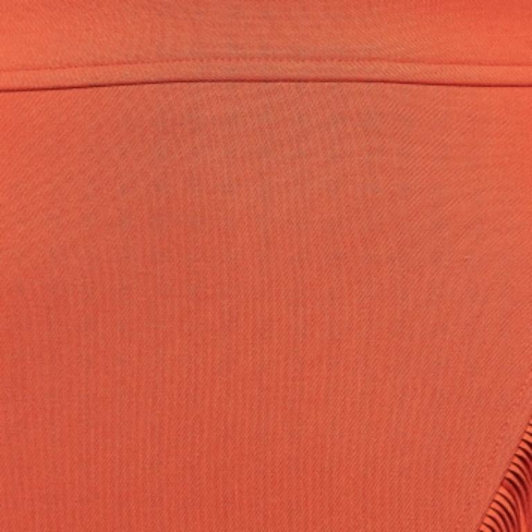 Esta encantadora falda está bellamente cosida con tela fina. Esta cómoda falda de diseño tiene una silueta favorecedora. Combínalo con un top sencillo y unos tacones de tiras para un look chic.