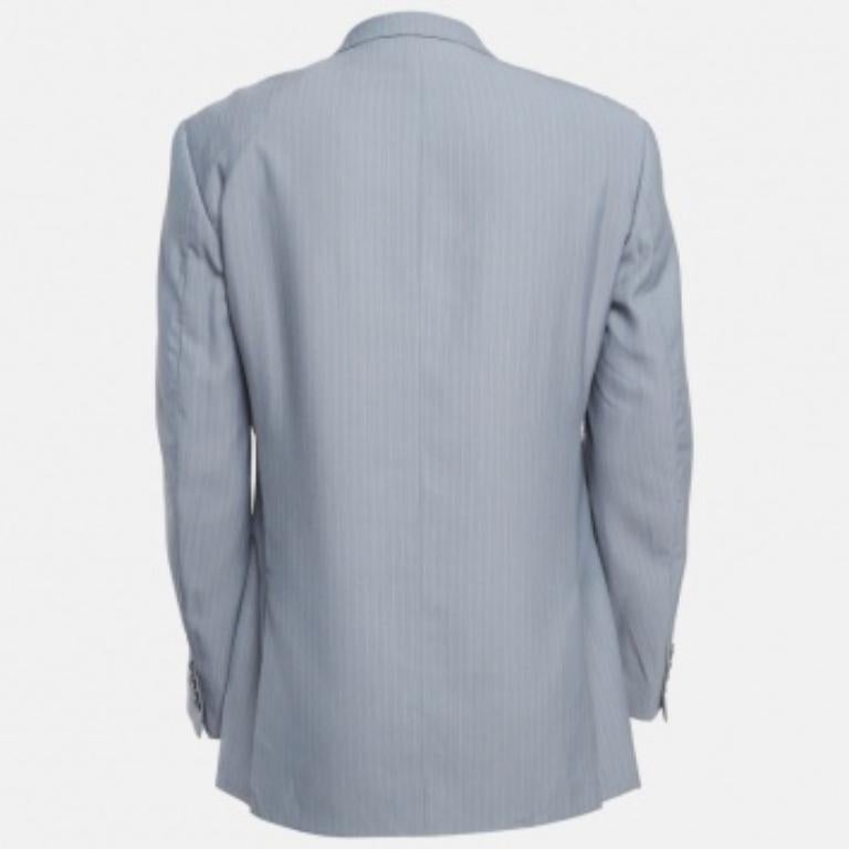 Este blazer te aporta clase y lujo cuando lo llevas puesto. Destaca por sus mangas largas y detalles clásicos, que le confieren un acabado pulido y formal.