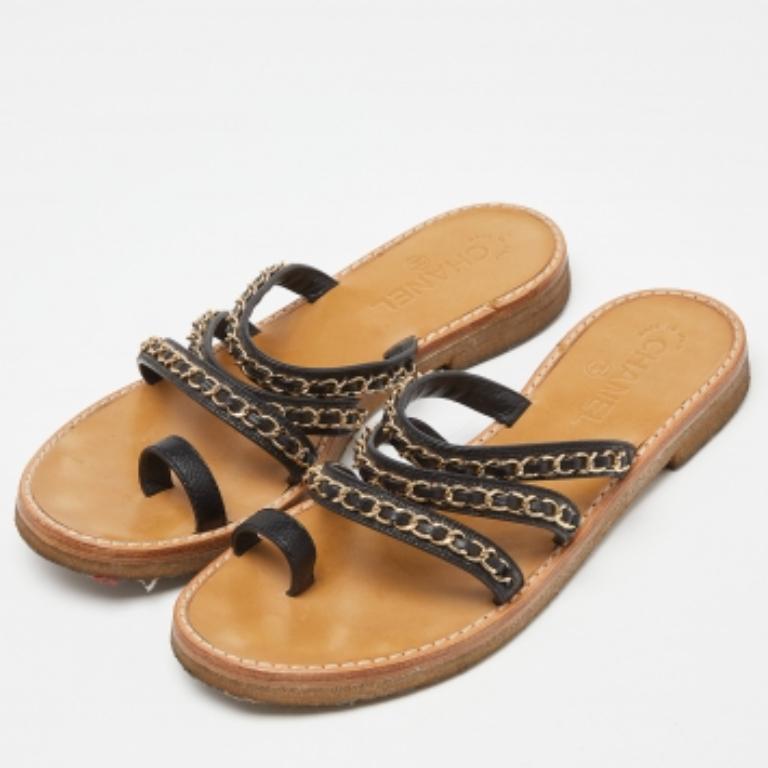 Marron Chanel - Sandales plates en cuir noir avec lanières en chaîne - Taille 39,5 en vente