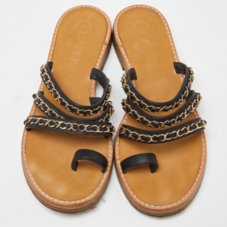 Chanel - Sandales plates en cuir noir avec lanières en chaîne - Taille 39,5 Bon état - En vente à Dubai, Al Qouz 2
