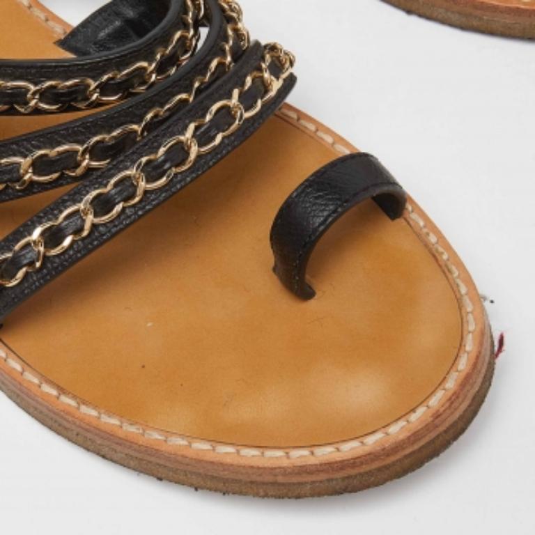 Chanel - Sandales plates en cuir noir avec lanières en chaîne - Taille 39,5 Pour femmes en vente
