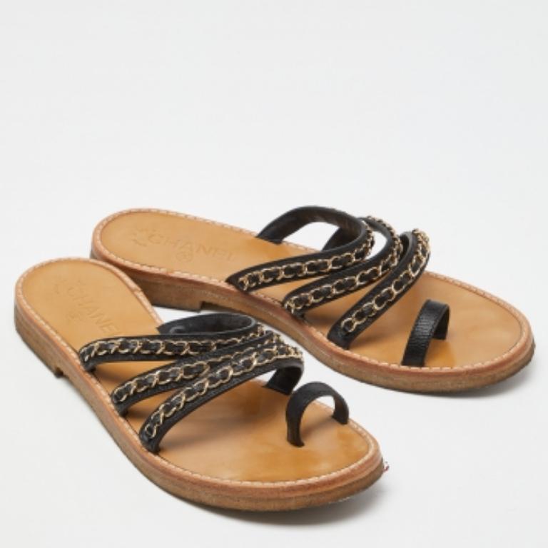 Chanel - Sandales plates en cuir noir avec lanières en chaîne - Taille 39,5 en vente 1