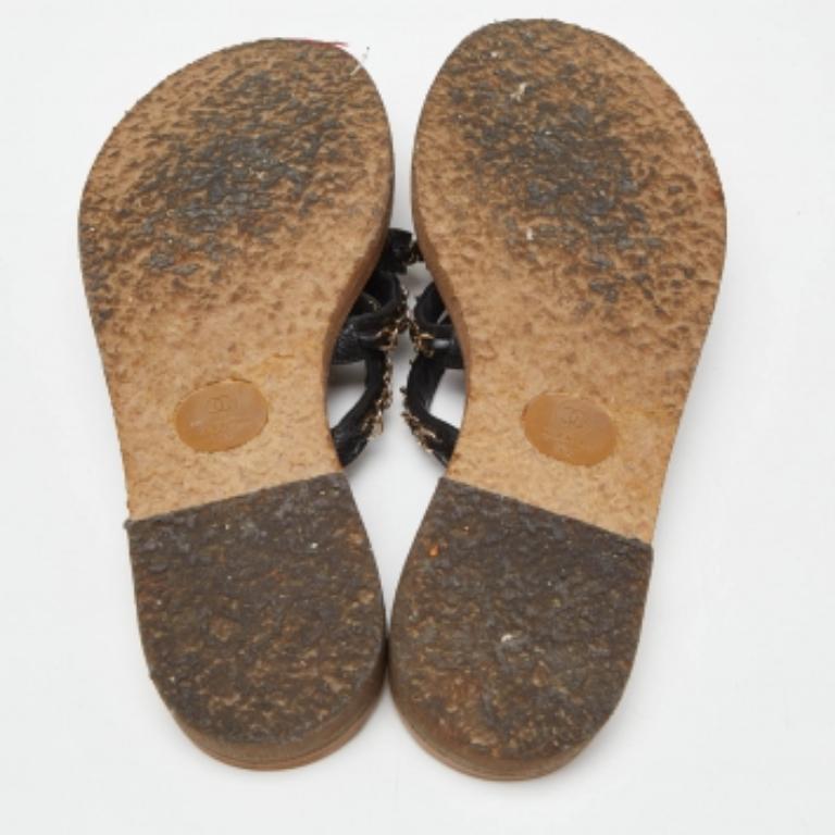 Chanel - Sandales plates en cuir noir avec lanières en chaîne - Taille 39,5 en vente 3