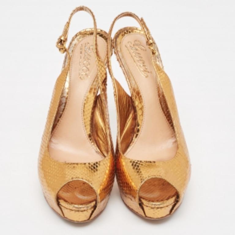 Gucci Metallic Embossed Snakeskin Sofia Peep Toe Singback Pumps Size 37.5 Pour femmes en vente