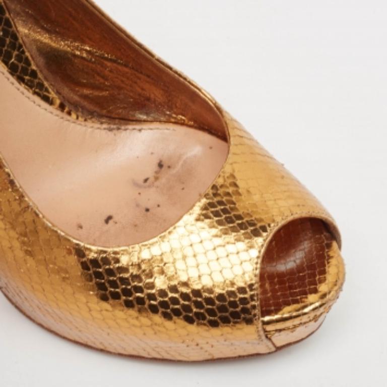 Gucci Metallic Embossed Snakeskin Sofia Peep Toe Singback Pumps Size 37.5 en vente 3