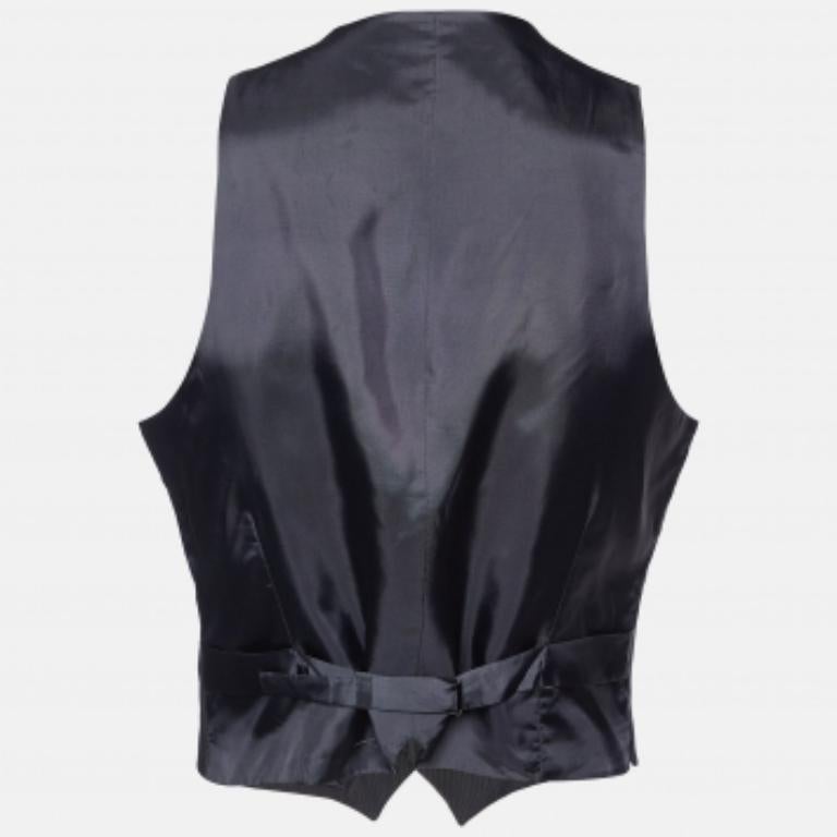 Le gilet rayé gris Armani Collezioni pour homme est un incontournable de la garde-robe. Cousu en laine mélangée, il est doté d'un devant à cinq boutons et de deux poches.