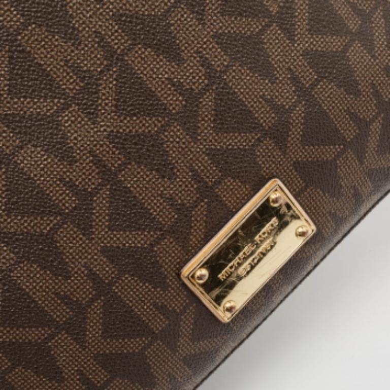 Michael Kors Signature Jet Set Reise-Messenger-Tasche aus beschichtetem Canvas und Leder im Zustand „Relativ gut“ im Angebot in Dubai, Al Qouz 2