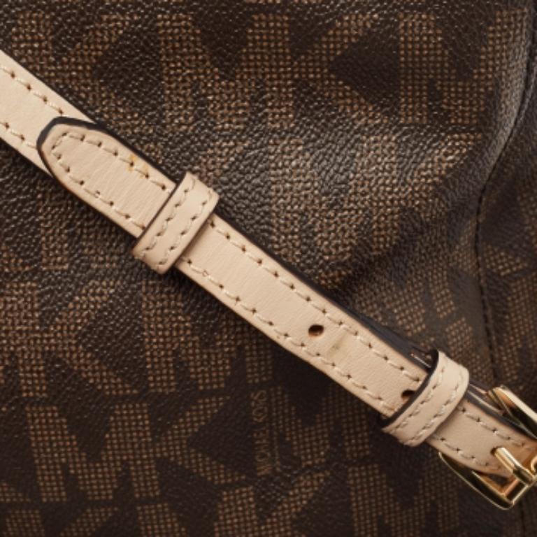 Tragen Sie alles, was Sie brauchen, stilvoll in dieser MK Umhängetasche. Gefertigt aus den besten MATERIALEN, ist dies ein Accessoire, das dauerhaften Stil und Gebrauch verspricht.