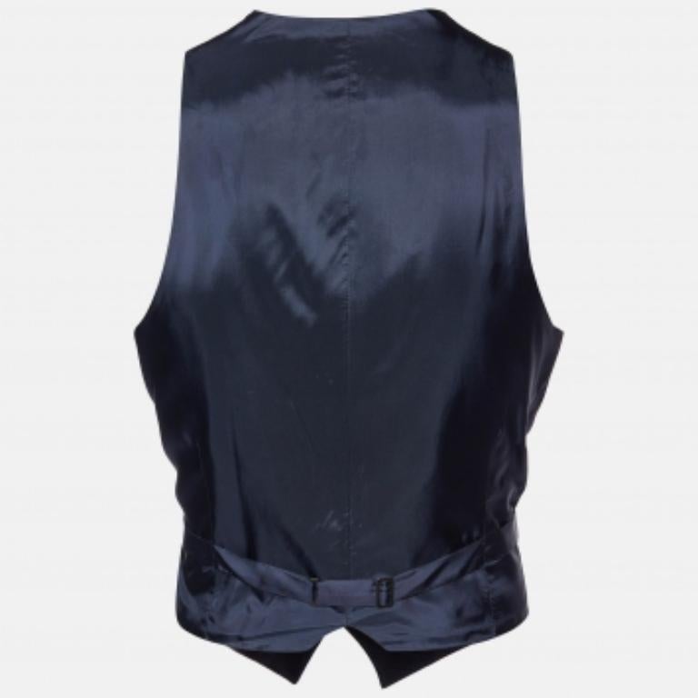 Die Weste von Armani Collezioni für Herren ist ein unverzichtbares Kleidungsstück. Er ist aus einer Wollmischung genäht, hat eine Front mit fünf Knöpfen und zwei Taschen.