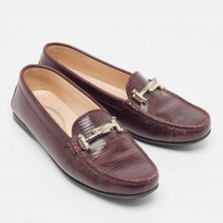Tod's Mocassini a doppia T in lucertola goffrata borgogna misura 37 In condizioni buone in vendita a Dubai, Al Qouz 2