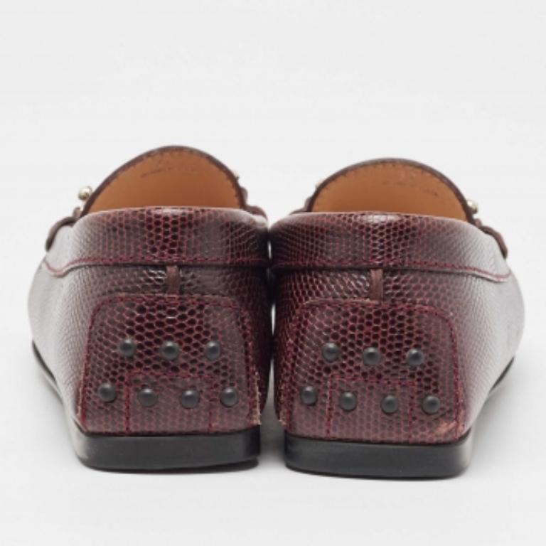 Tod's Mocassini a doppia T in lucertola goffrata borgogna misura 37 in vendita 1