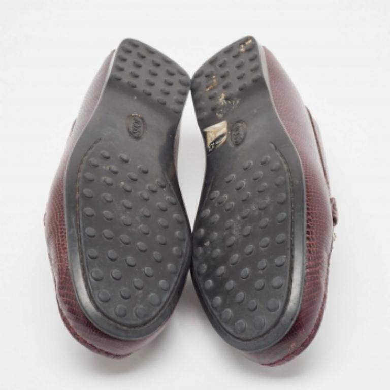 Tod's Mocassini a doppia T in lucertola goffrata borgogna misura 37 in vendita 2