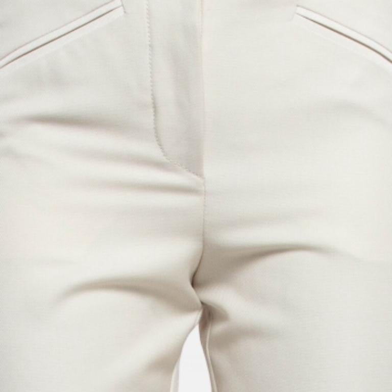 Werten Sie Ihre formelle Kleidung mit dieser Hose auf. Mit dieser Hose, die eine hervorragende Silhouette und Passform aufweist, sehen Sie garantiert elegant aus.