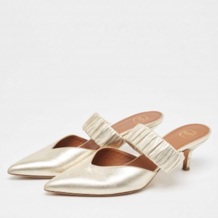 Eleva il tuo look senza rinunciare al comfort indossando queste mules. Realizzate con i migliori materiali, le mules sono perfette per ogni occasione e ti faranno sentire sicuro ogni volta che le indosserai.