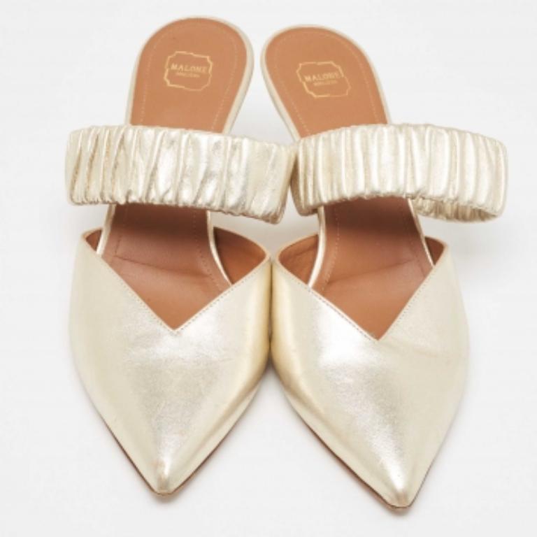 Manolo Blahnik - Mules in pelle color oro - misura 38,5 In condizioni discrete in vendita a Dubai, Al Qouz 2