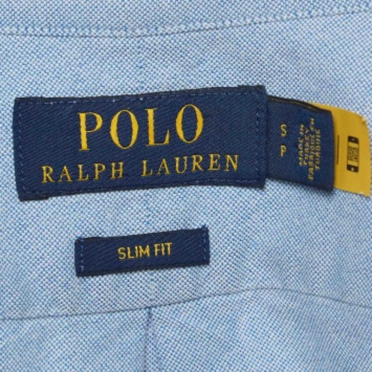 Questa camicia firmata è davvero favolosa! È realizzato con materiali pregiati e presenta una silhouette aderente. Abbinalo a pantaloni e mocassini per un ensemble di tendenza.