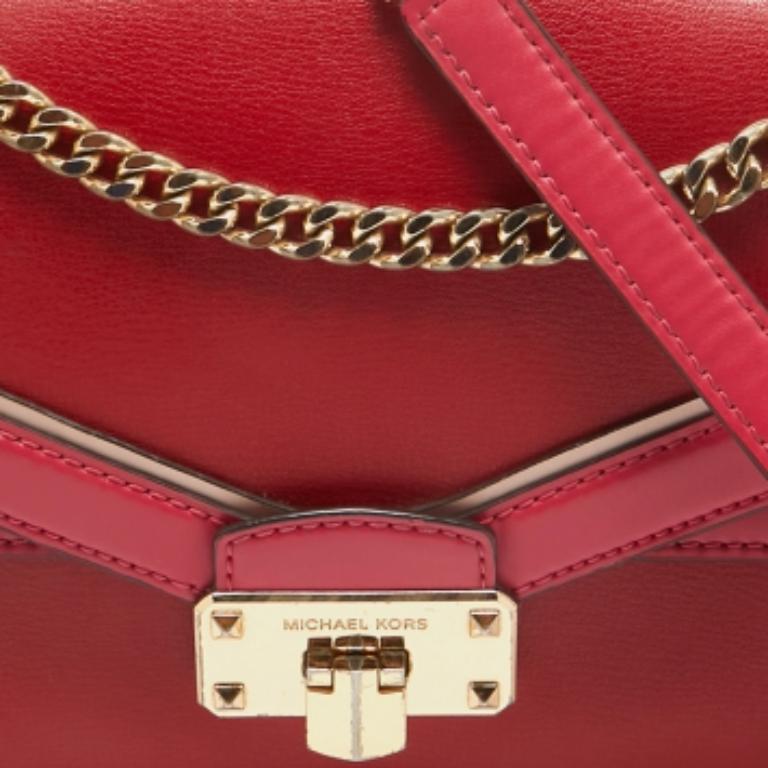 Realizzata magistralmente in pelle, la borsa Kinsley è un pezzo indispensabile per ogni fashionista. Questa borsa di Michael Kors ha un interno spazioso foderato con il miglior tessuto. Questo pezzo è stato disegnato in tonalità meravigliose e