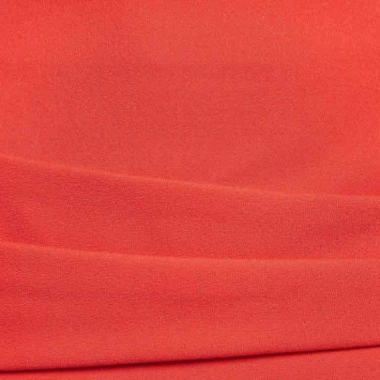 Prova il fascino dell'abbigliamento firmato con questa splendida gonna. Realizzata con tessuti di qualità, la gonna ha un fascino semplice e un'ottima vestibilità. Abbinalo a una camicetta sartoriale o a un semplice top e tacchi alti.