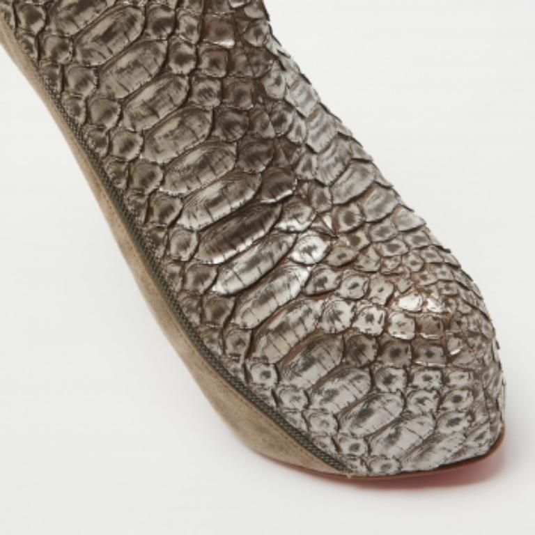 Christian Louboutin Metallic Python and Suede 4A Booties Size 38.5 In Excellent Condition For Sale In Dubai, Al Qouz 2