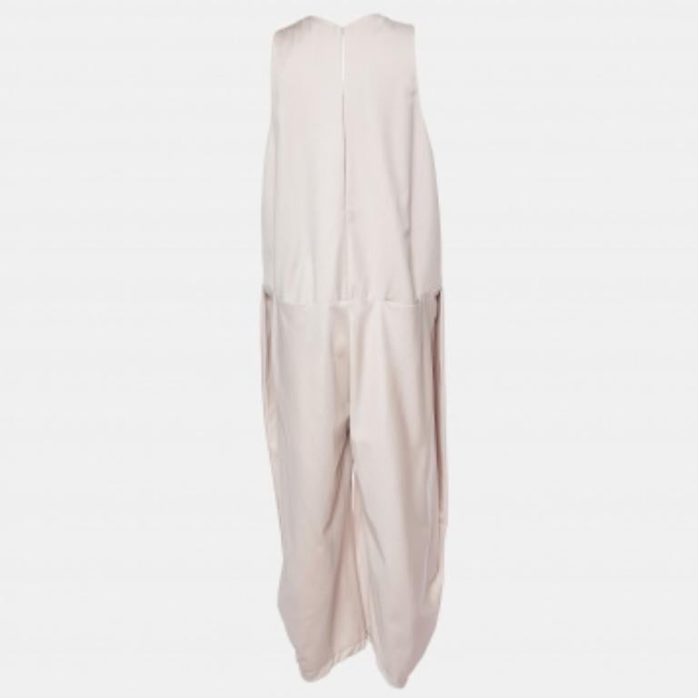 Bringen Sie mit diesem Jumpsuit einen Hauch von Raffinesse und Eleganz in Ihren Look. Ein schmeichelhafter Ausschnitt, ein edler Farbton und auffällige Details zeichnen diesen Jumpsuit aus. Stylen Sie es mit hohen Absätzen.