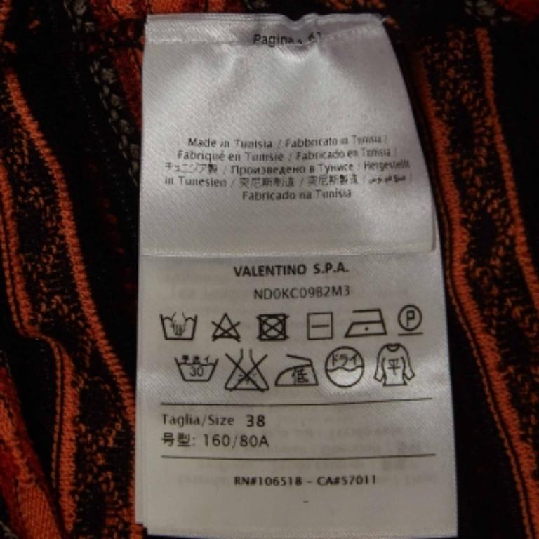La cura sartoriale, i materiali di qualità e i tagli eleganti fanno di questo top firmato un pezzo da conservare! Il design è classico e facile da abbinare.