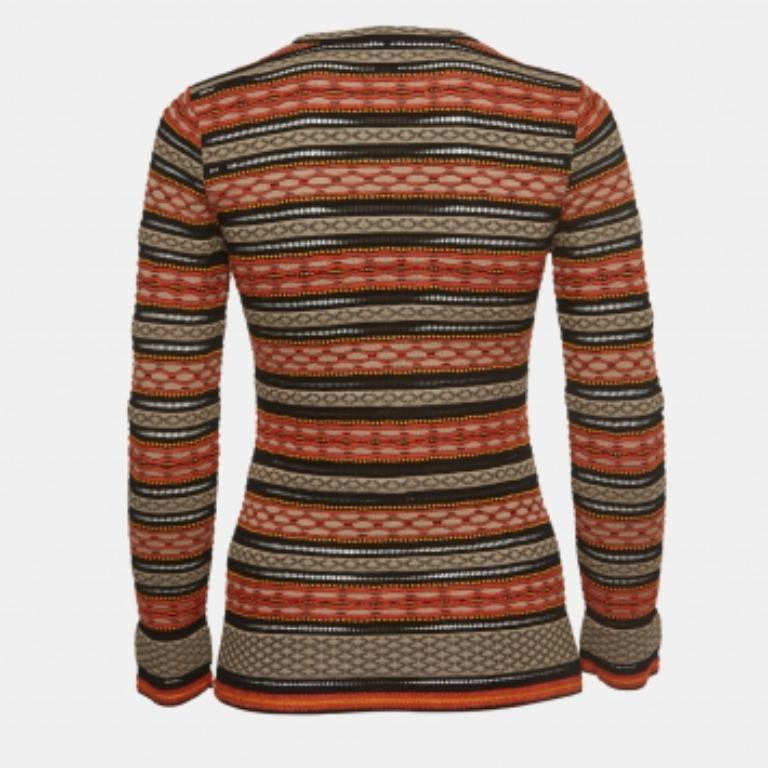 La cura sartoriale, i materiali di qualità e i tagli eleganti fanno di questo top firmato un pezzo da conservare! Il design è classico e facile da abbinare.