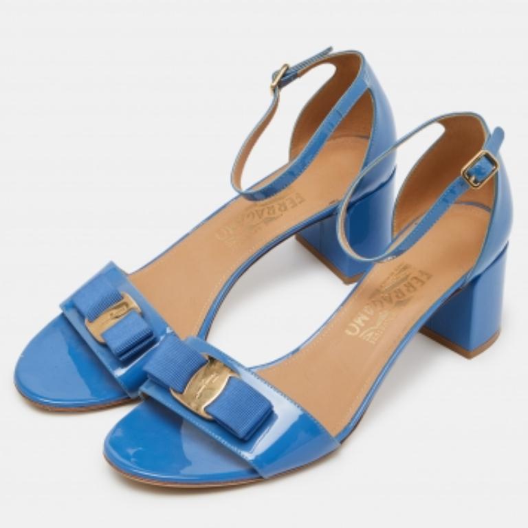 Diese Sandalen umrahmen Ihre Füße auf elegante Weise. Sie sind aus hochwertigen MATERIALEN gefertigt und zeichnen sich durch eine edle Optik, bequeme Innensohlen und haltbare Absätze aus.
