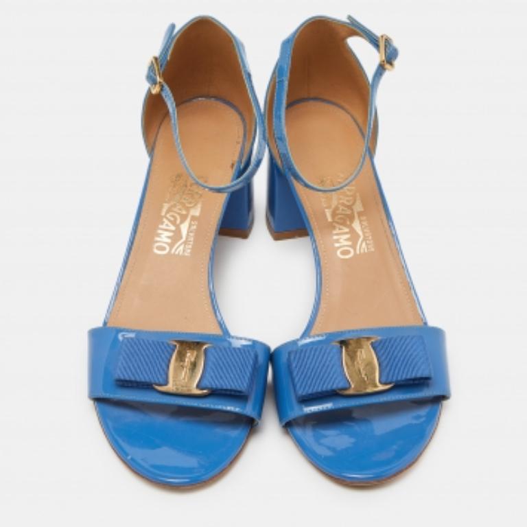 Salvatore Ferragamo Blaue Lackleder Block Heel-Stiefeletten Größe 40 im Zustand „Gut“ im Angebot in Dubai, Al Qouz 2