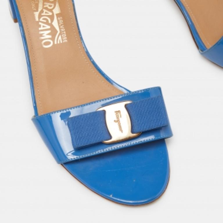 Salvatore Ferragamo Blaue Lackleder Block Heel-Stiefeletten Größe 40 Damen im Angebot