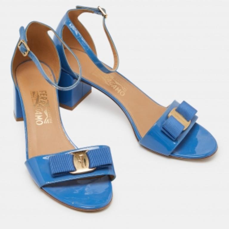 Salvatore Ferragamo Blaue Lackleder Block Heel-Stiefeletten Größe 40 im Angebot 1