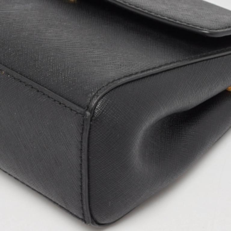 Ce sac Ava de Michael Kors est l'amalgame parfait de la simplicité et du luxe. Confectionné en cuir sur l'extérieur, il est agrémenté d'une bandoulière pour le transporter et présente la signature de la marque sur le rabat avant. L'intérieur du sac,