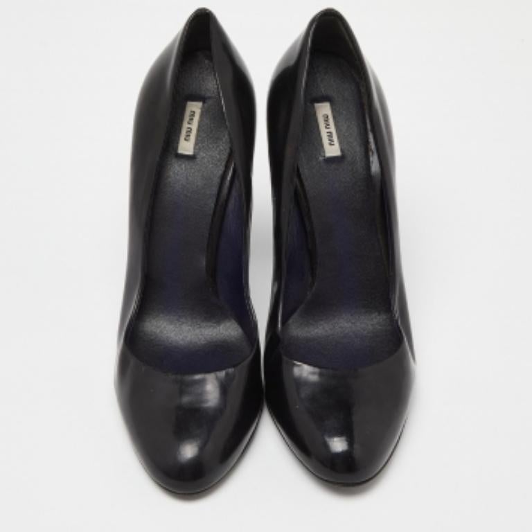 Miu Miu Black Patent Leather Round Toe Pumps Talla 37 en Bastante bueno estado para la venta en Dubai, Al Qouz 2
