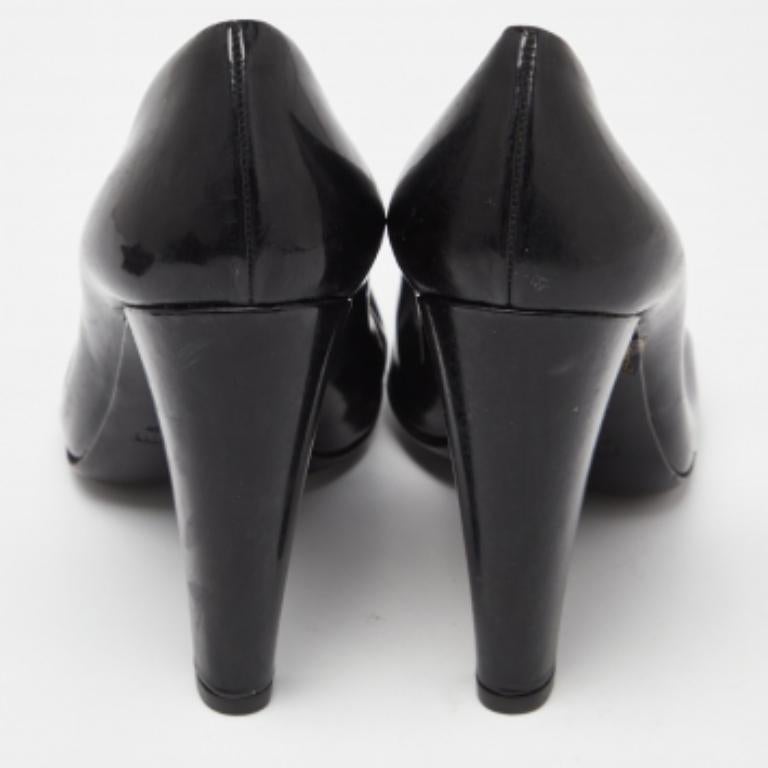 Miu Miu Black Patent Leather Round Toe Pumps Talla 37 en venta 2